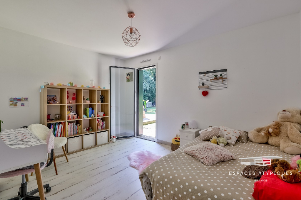 Contemporaine dans les bois