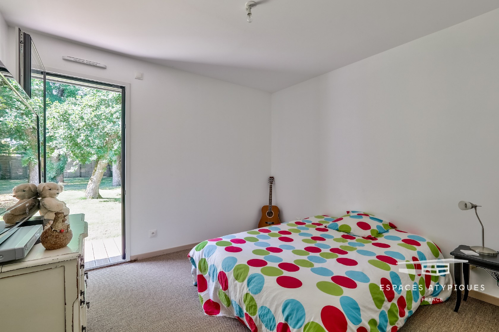 Contemporaine dans les bois