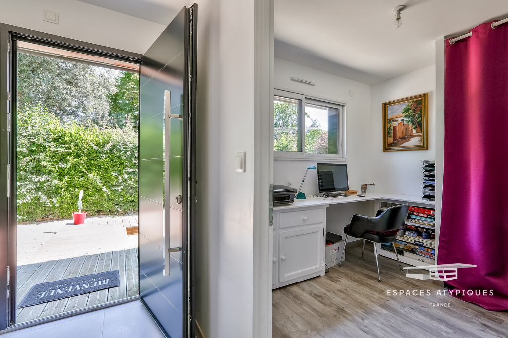 Contemporaine dans les bois