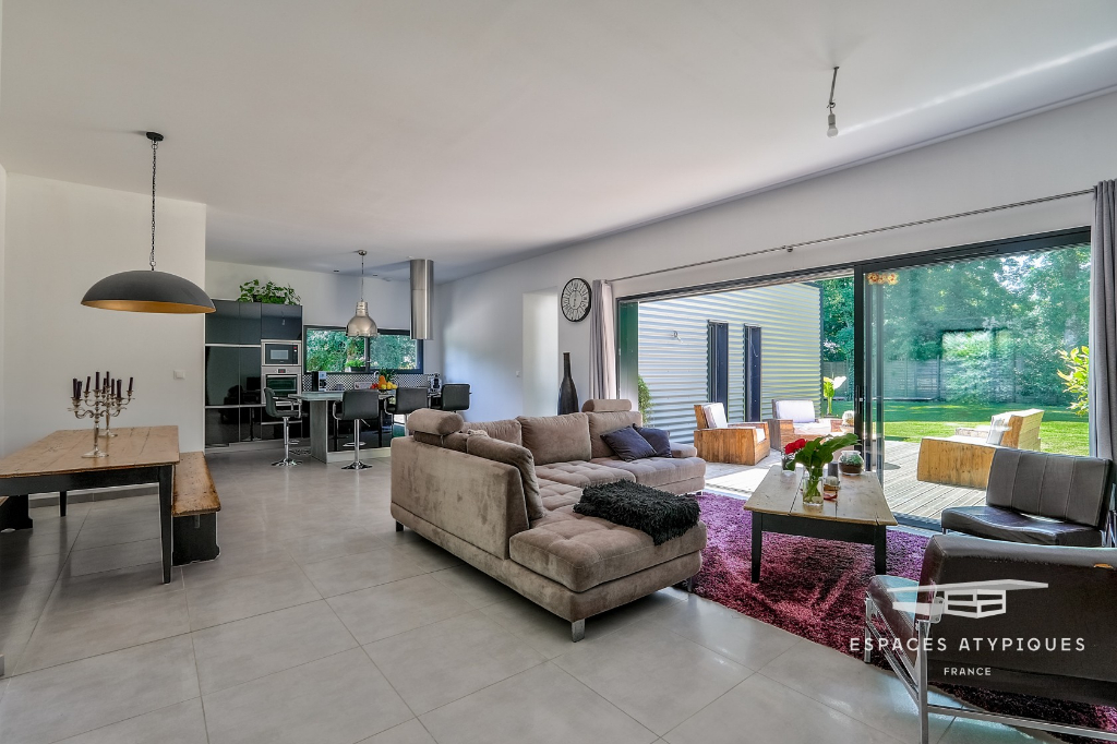 Contemporaine dans les bois