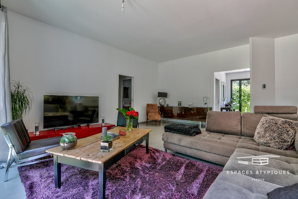 Contemporaine dans les bois