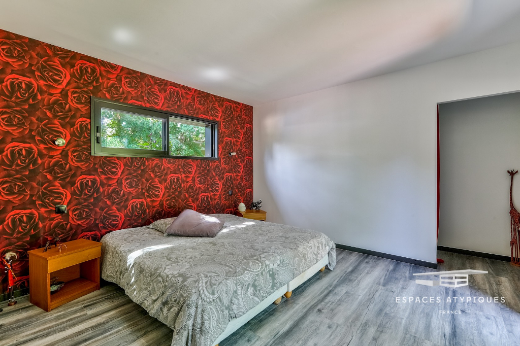 Contemporaine dans les bois
