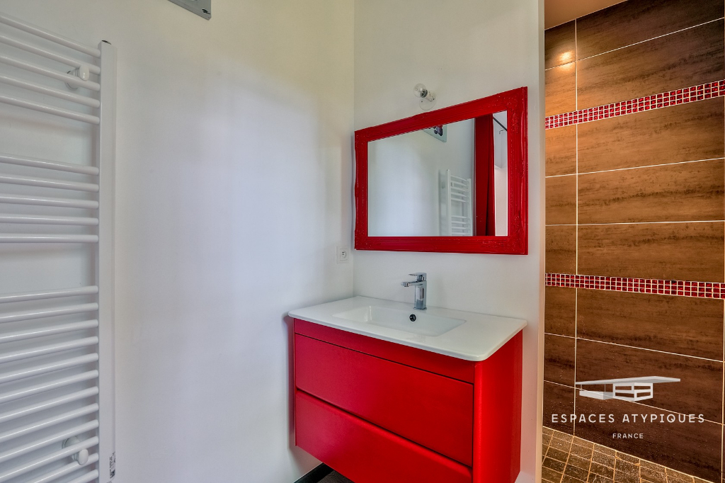 Contemporaine dans les bois