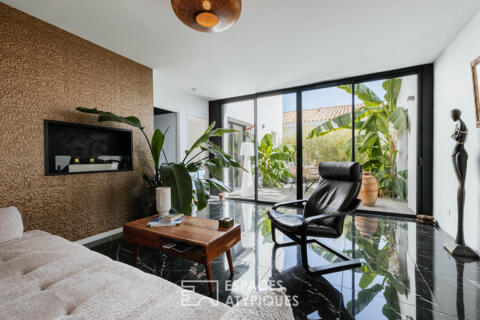 Maison contemporaine aux lignes élégantes, patio exotique et perspective sur la nature