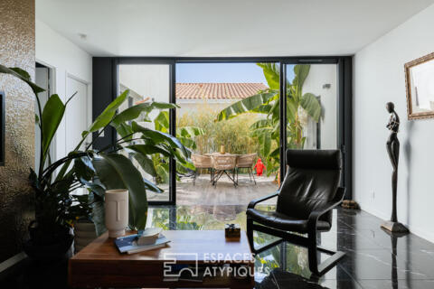 Maison contemporaine aux lignes élégantes, patio exotique et perspective sur la nature