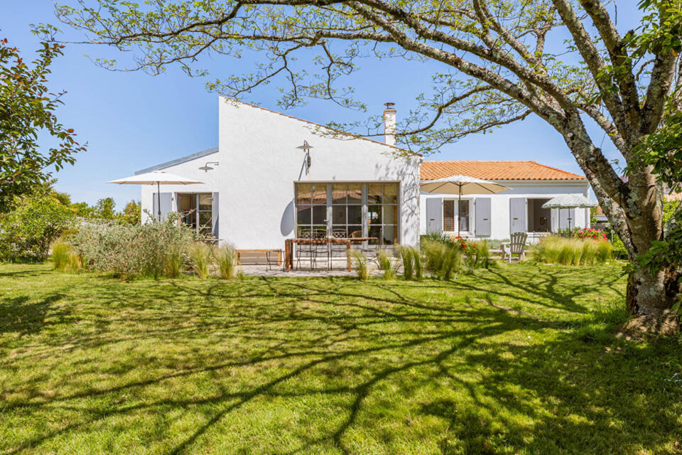 Maison de charme avec l'élégance d'un jardin confidentiel