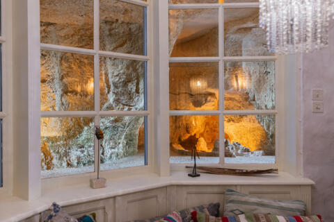Entre roche et rivière, Maison troglodyte avec son gîte à proximité du centre-ville.