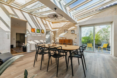 Maison de ville transformée en loft alliant ancien et contemporain