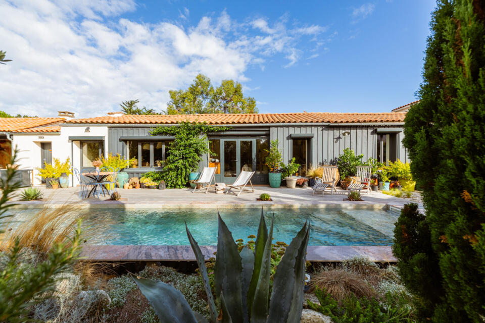 Maison de charme et de caractère, entre élégance architecturale et jardin luxuriant