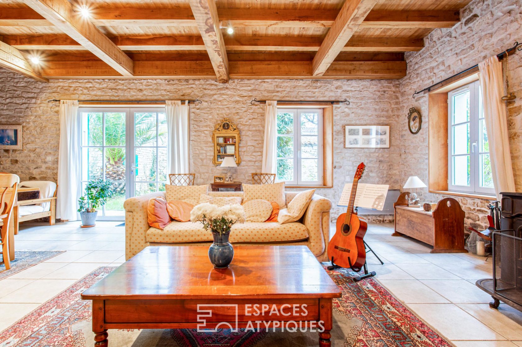 VENDUE PAR NOTRE AGENCE – Ancienne grange authentique en coeur de village