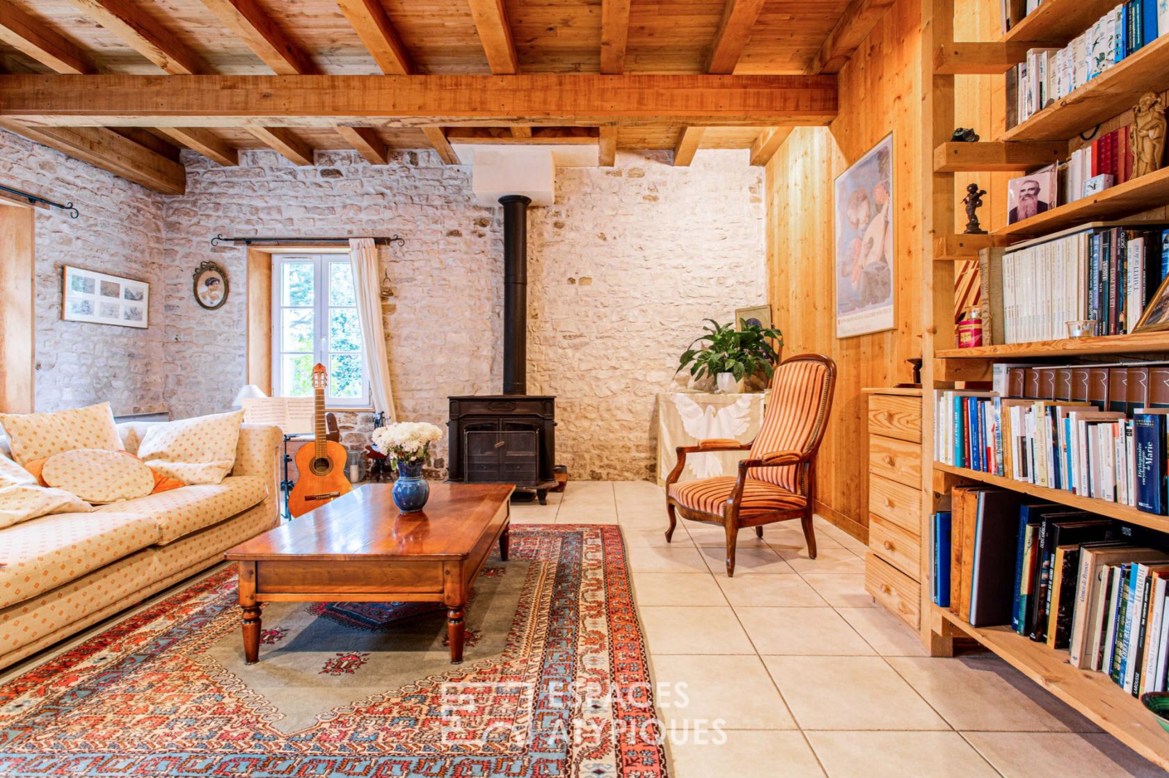 VENDUE PAR NOTRE AGENCE – Ancienne grange authentique en coeur de village