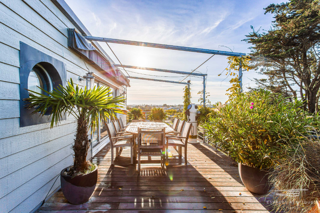 Maison avec terrasse suspendue face à la mer