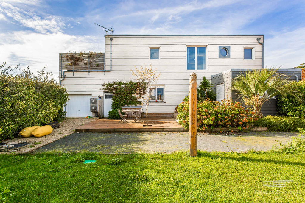 Maison avec terrasse suspendue face à la mer