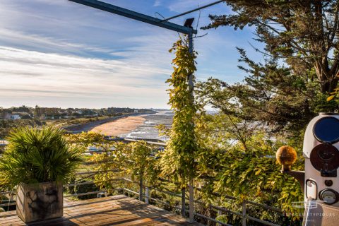 Maison avec terrasse suspendue face à la mer