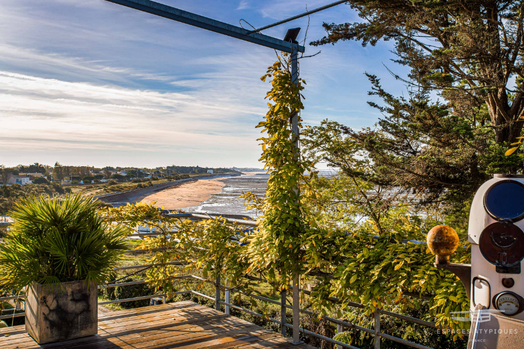 Maison avec terrasse suspendue face à la mer