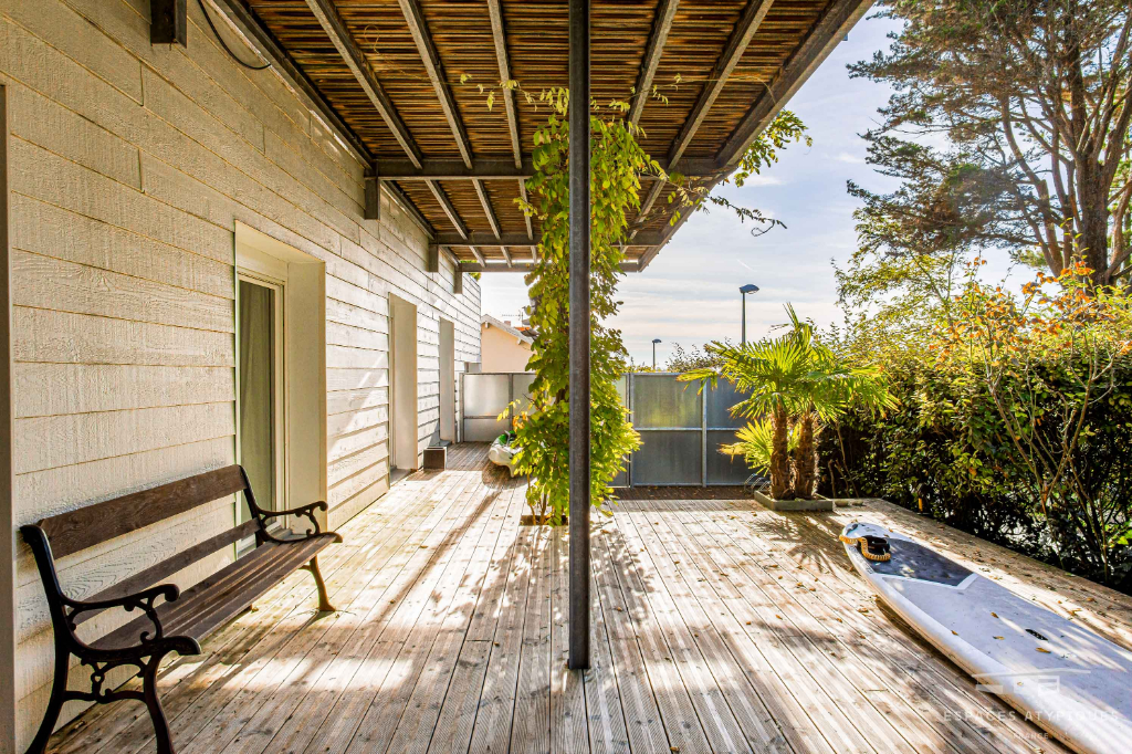 Maison avec terrasse suspendue face à la mer