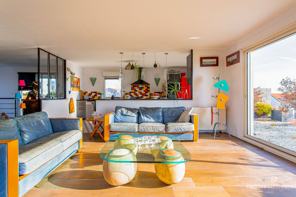 Maison avec terrasse suspendue face à la mer