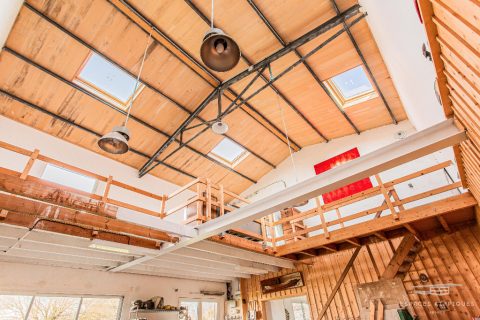 Loft aux couleurs artistiques dans ancien atelier de menuiserie