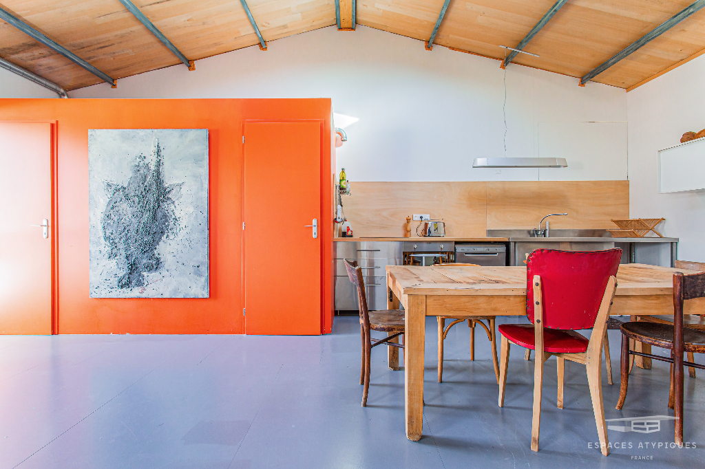 Loft aux couleurs artistiques dans ancien atelier de menuiserie