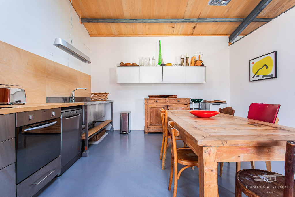 Loft aux couleurs artistiques dans ancien atelier de menuiserie