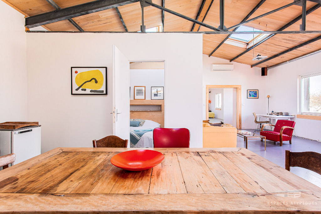 Loft aux couleurs artistiques dans ancien atelier de menuiserie
