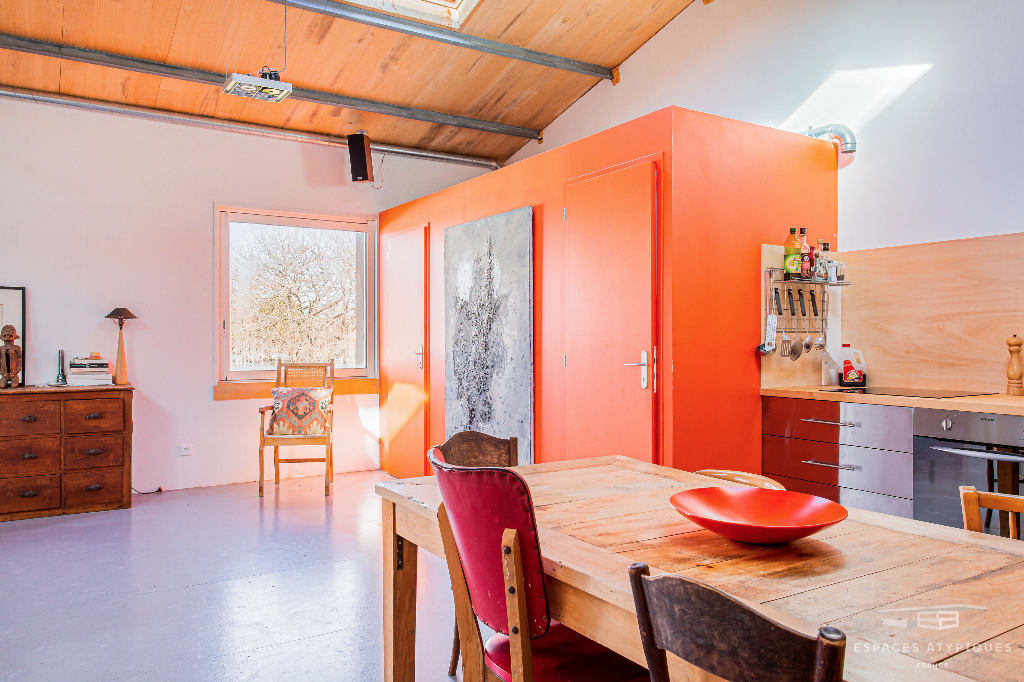 Loft aux couleurs artistiques dans ancien atelier de menuiserie