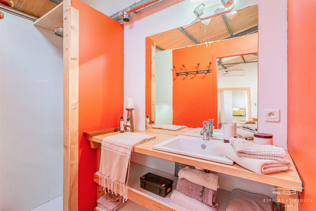 Loft aux couleurs artistiques dans ancien atelier de menuiserie