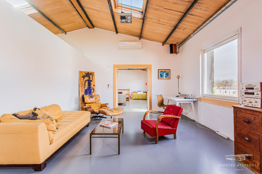 Loft aux couleurs artistiques dans ancien atelier de menuiserie