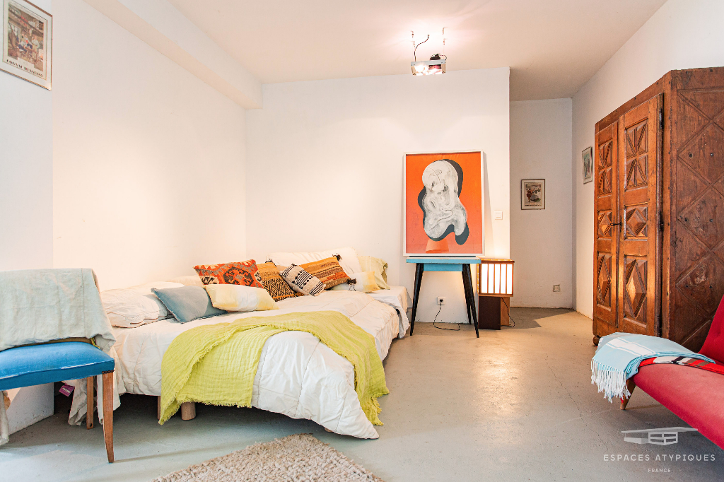 Loft aux couleurs artistiques dans ancien atelier de menuiserie