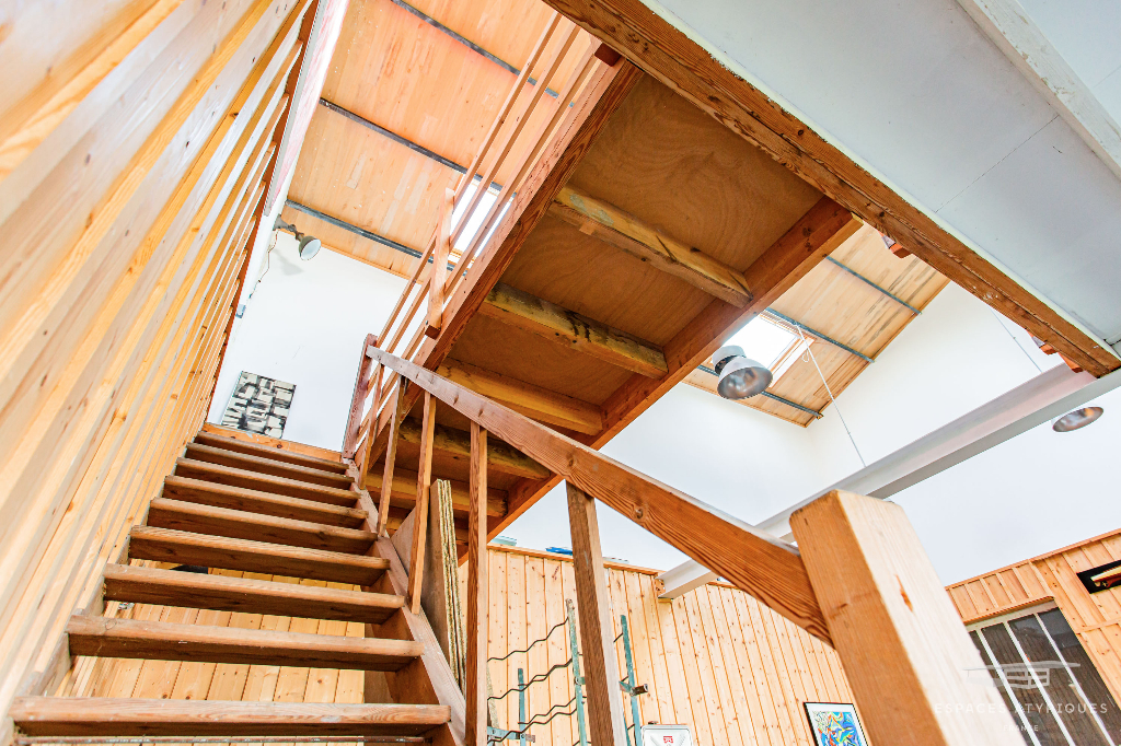 Loft aux couleurs artistiques dans ancien atelier de menuiserie