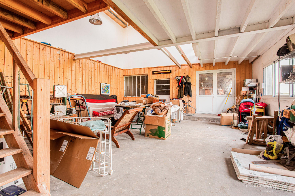 Loft aux couleurs artistiques dans ancien atelier de menuiserie