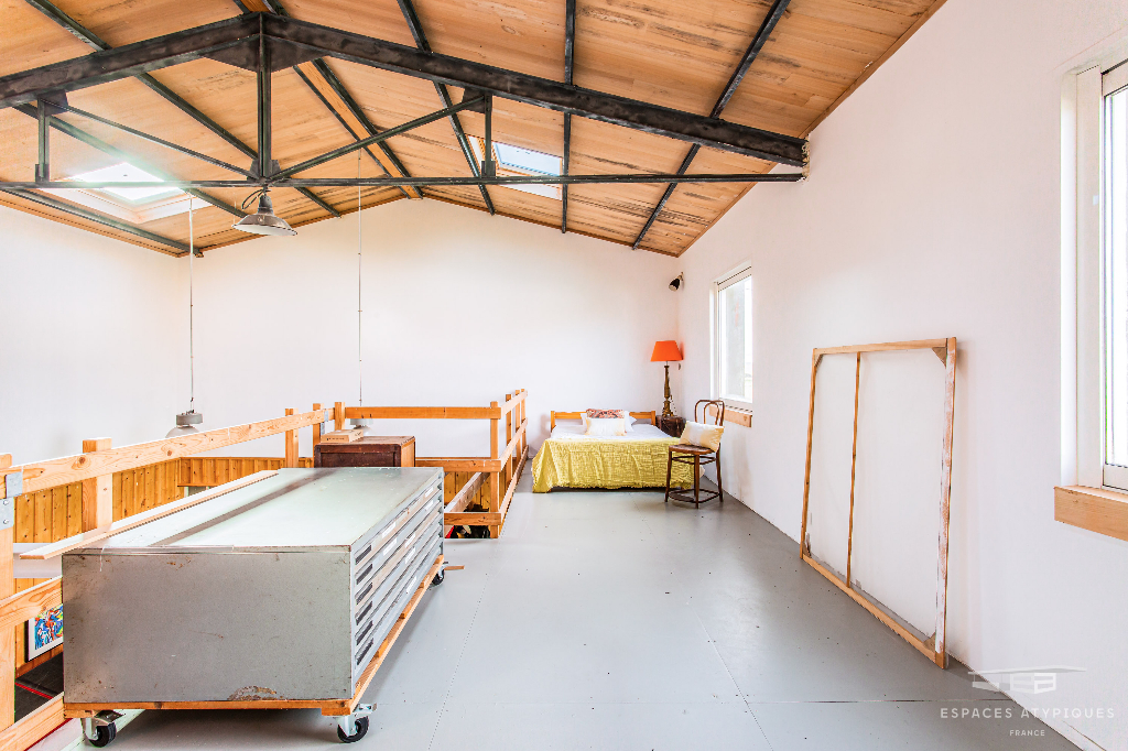 Loft aux couleurs artistiques dans ancien atelier de menuiserie