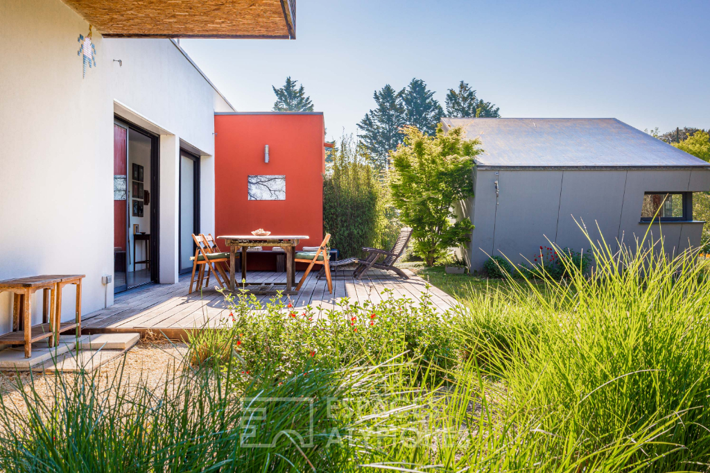Cubique d’architecte dans écrin de verdure