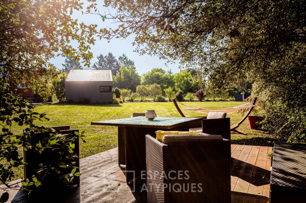 Cubique d’architecte dans écrin de verdure