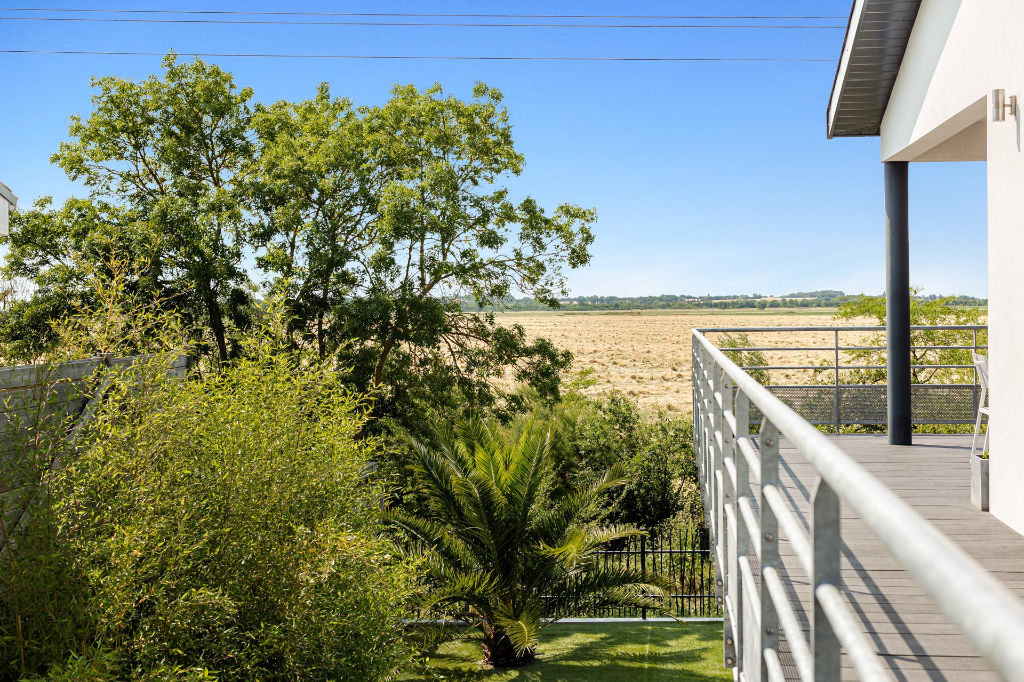 Contemporaine perchée à la vue dégagée