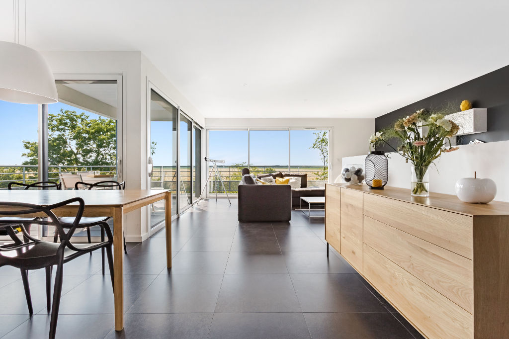 Contemporaine perchée à la vue dégagée