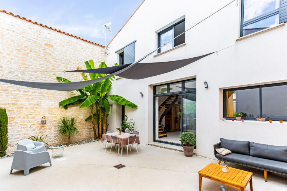 17700 SURGERES - Chai en coeur de ville repensé en loft avec patio - Réf. EALR489