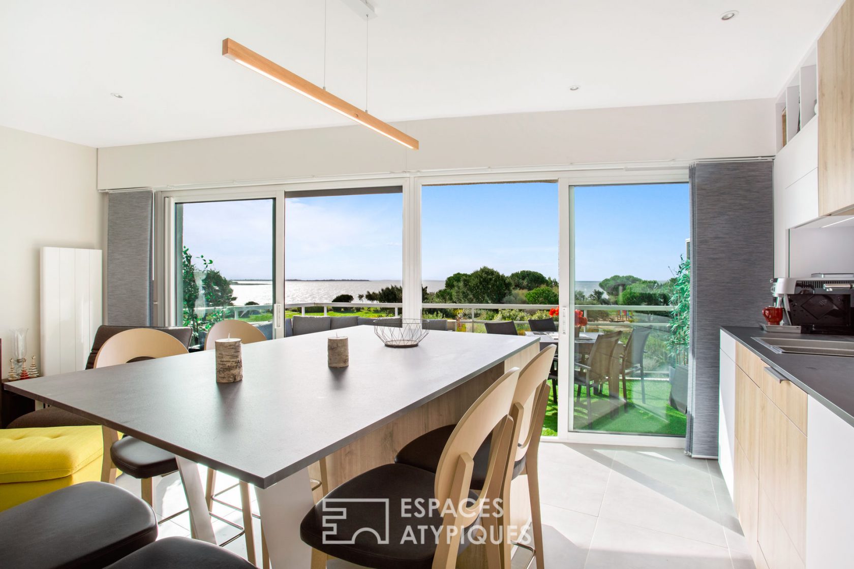 Appartement contemporain et sa vue imprenable sur la mer