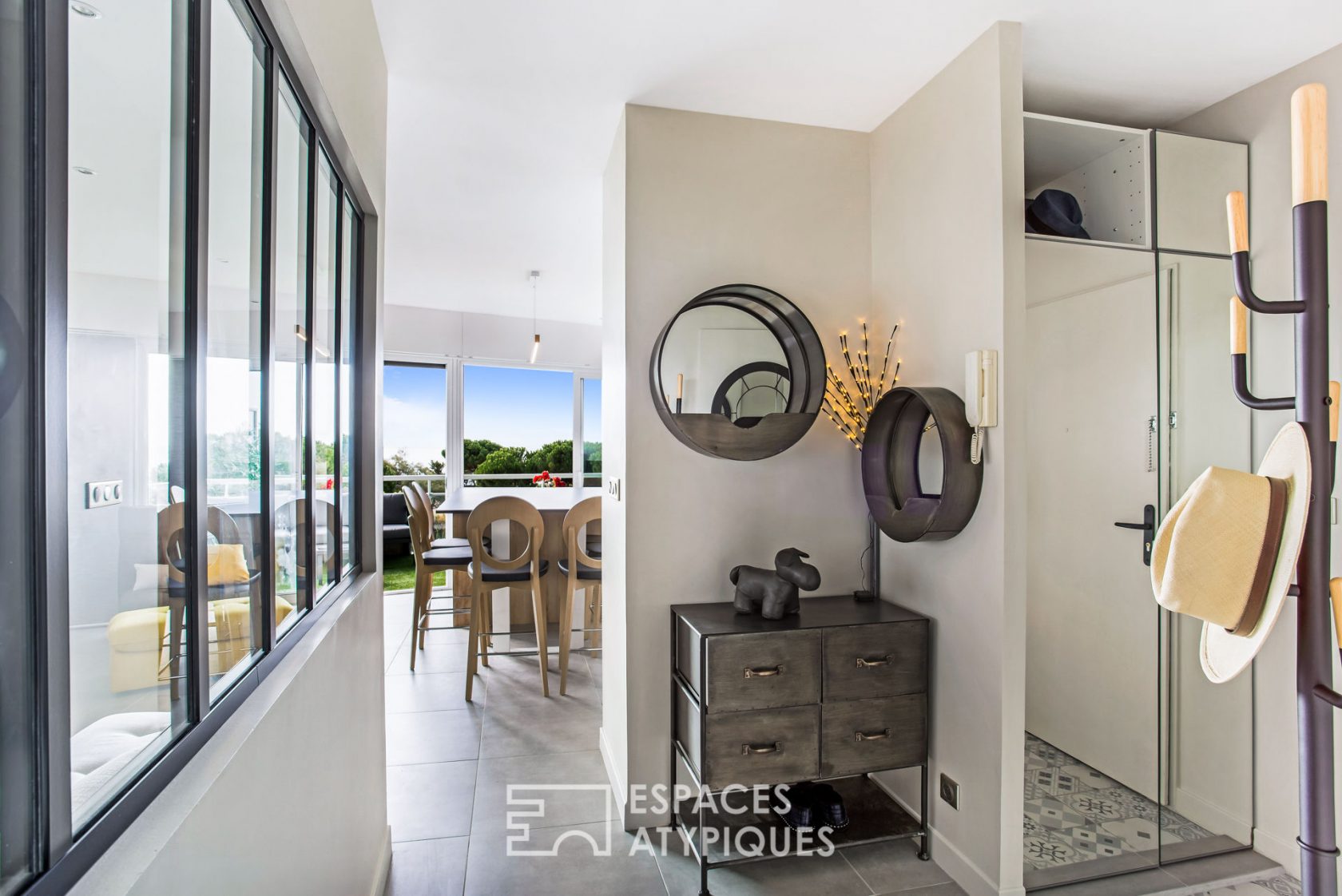 Appartement contemporain et sa vue imprenable sur la mer