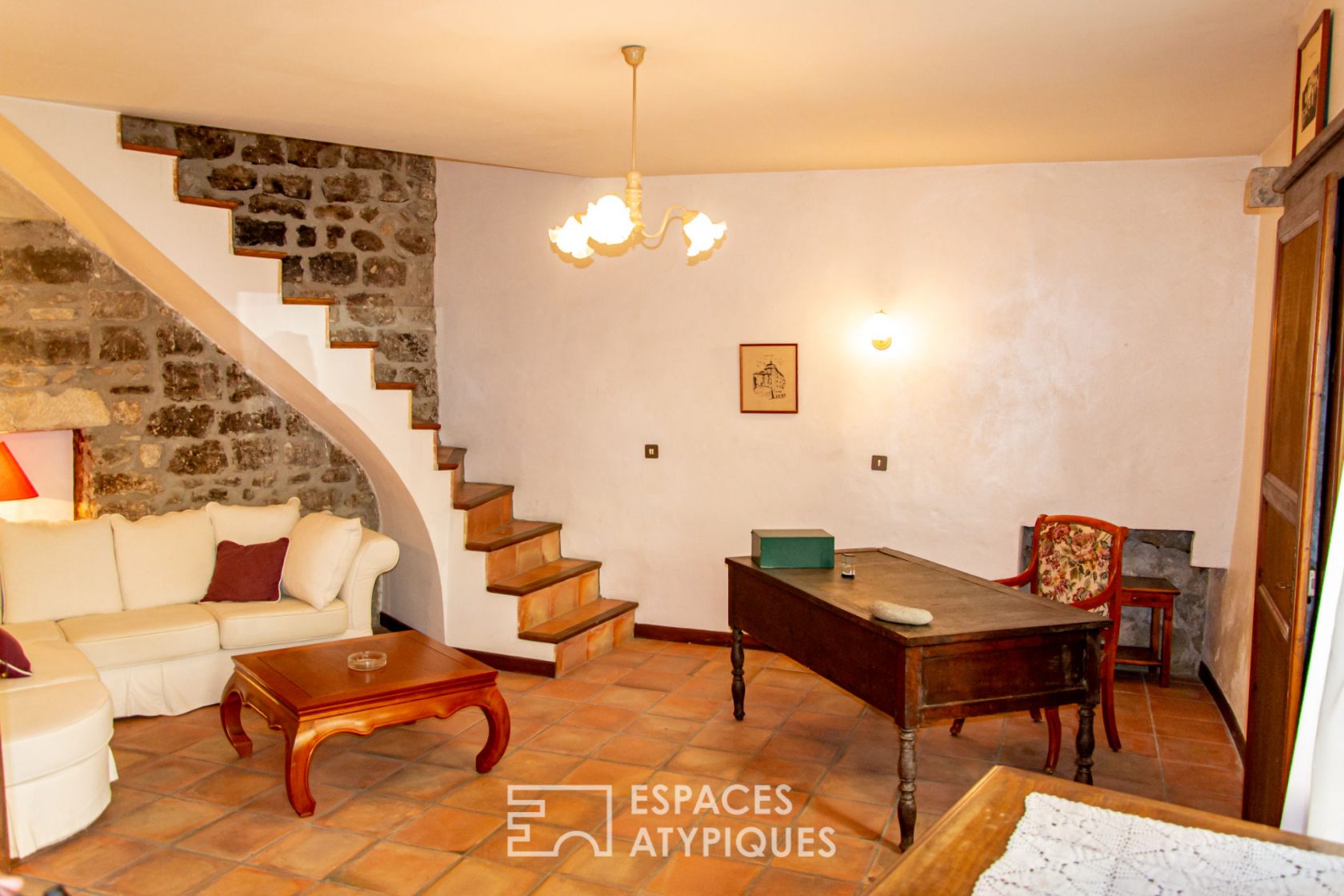 TRIPLEX IN A TOWER IN THE HEART OF THE VILLAGE