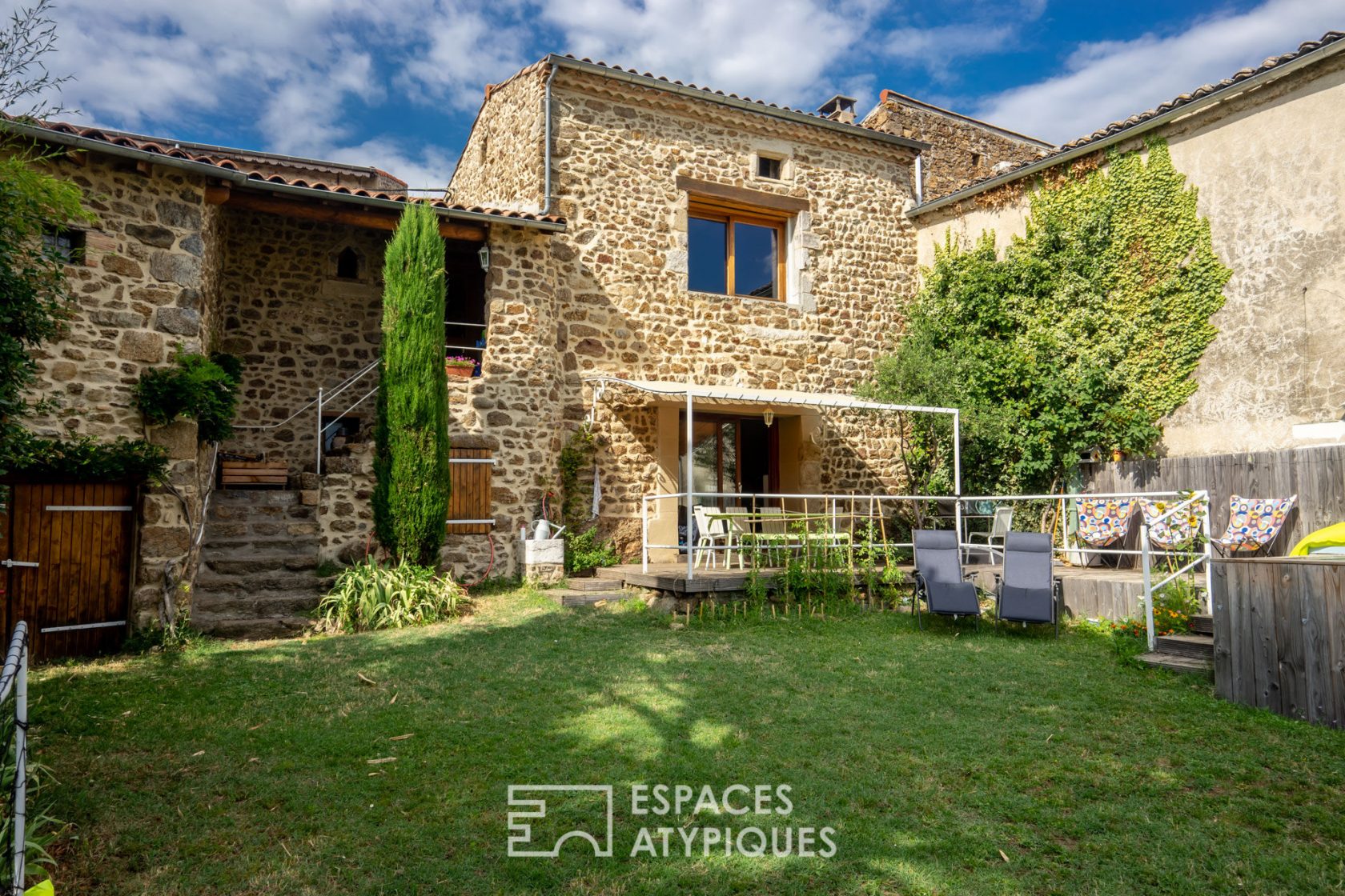 MAISON DE VILLAGE RENOVEE EN PIERRE AVEC JARDIN ET PISCINE