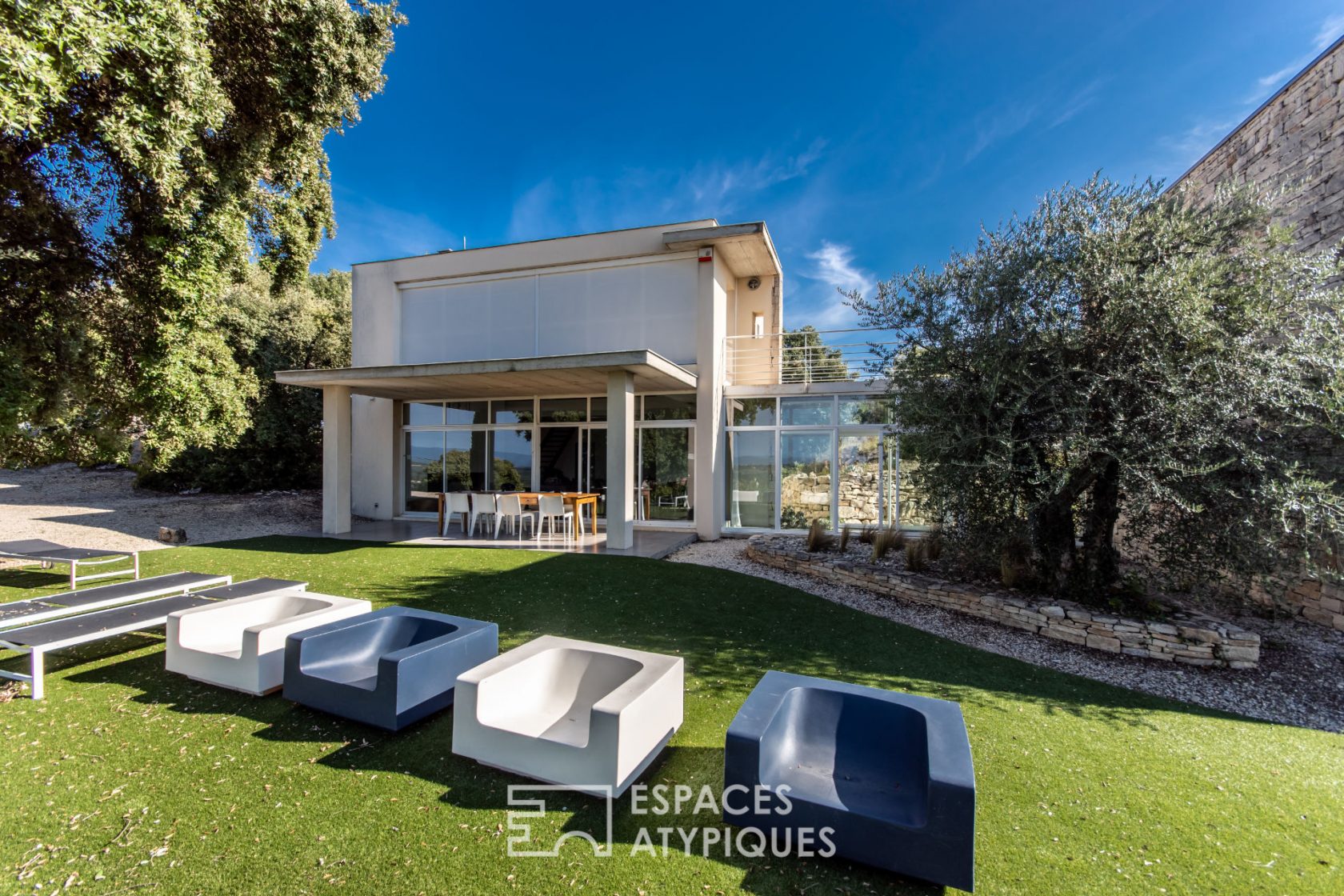 Villa d’architecte avec vue panoramique et piscine dans le sud de l’Ardèche
