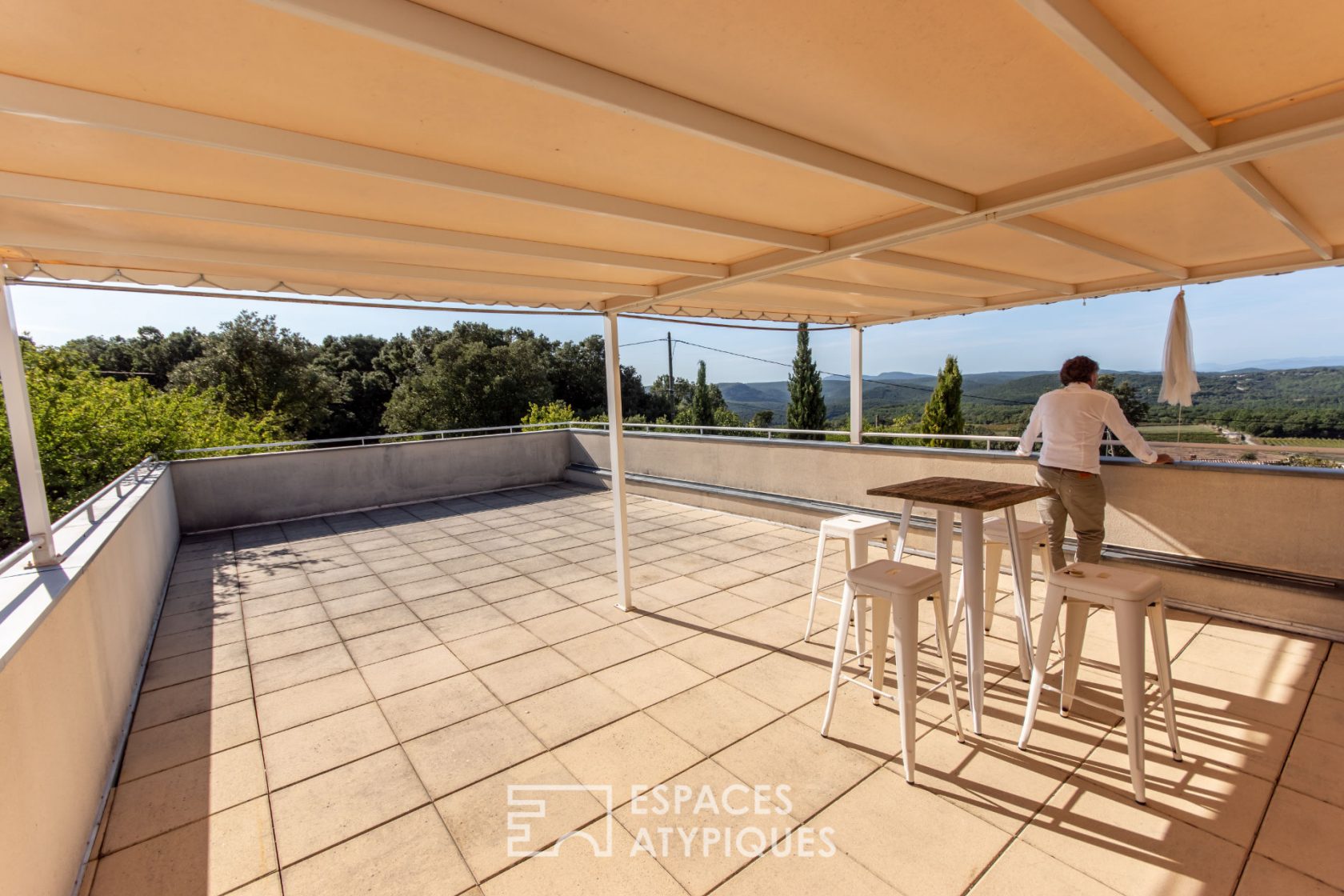 Villa d’architecte avec vue panoramique et piscine dans le sud de l’Ardèche