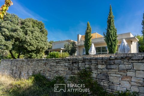 Villa d’architecte avec vue panoramique et piscine dans le sud de l’Ardèche