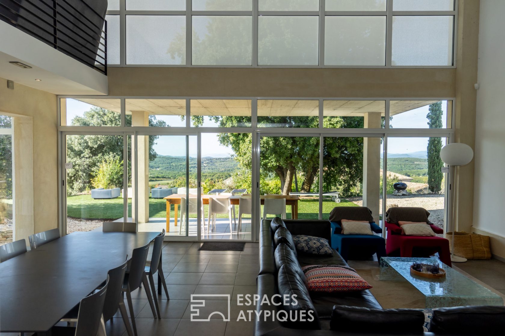 Villa d’architecte avec vue panoramique et piscine dans le sud de l’Ardèche