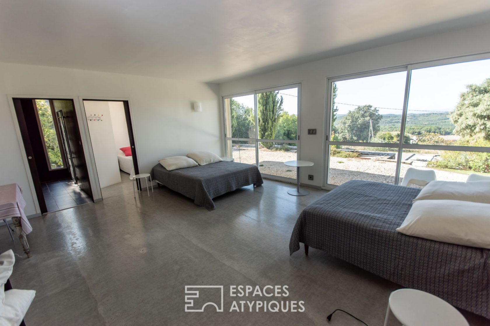 Villa d’architecte avec vue panoramique et piscine dans le sud de l’Ardèche