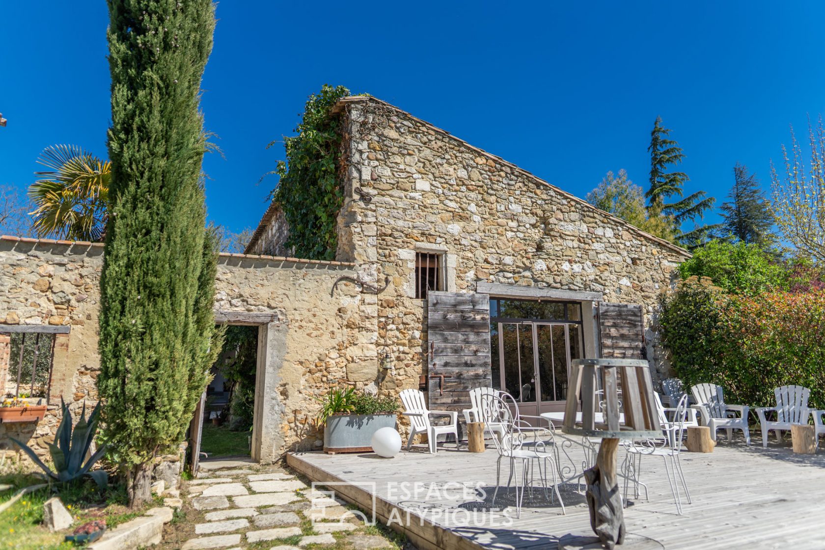 Around an inner courtyard