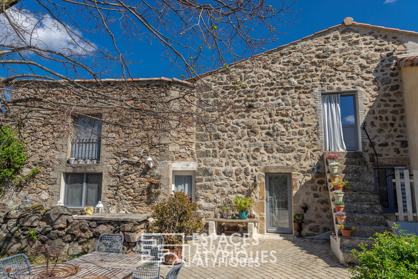 Ancienne maison forte avec vue dominante sur la vallée