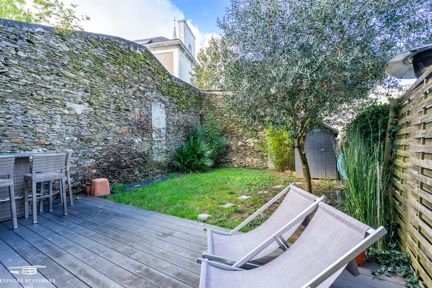 LOFT EN DUPLEX AVEC TERRASSE ET JARDIN