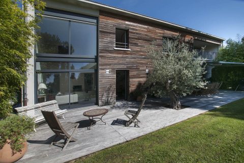 Maison contemporaine avec grand jardin et piscine